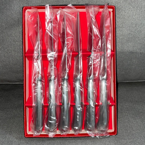 NWT. 6 piece steak knife set. - Picture 2 of 8